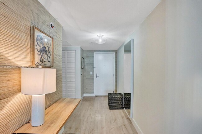 300 Sunny Isles Blvd, Unit 4-2104 in Sunny Isles Beach, FL - Foto de edificio - Building Photo