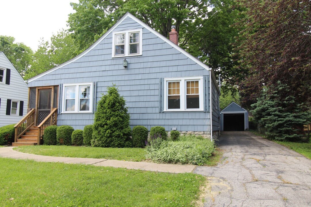 7608 Summit St in Kansas City, MO - Building Photo