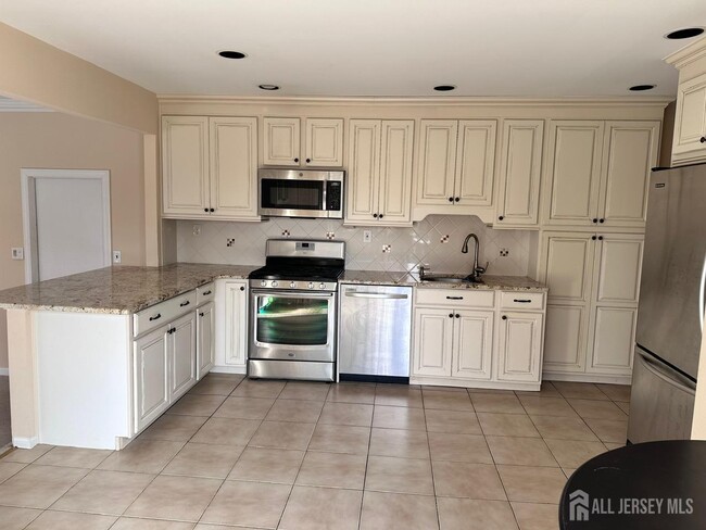 4 Eric Ln in East Brunswick, NJ - Building Photo - Building Photo