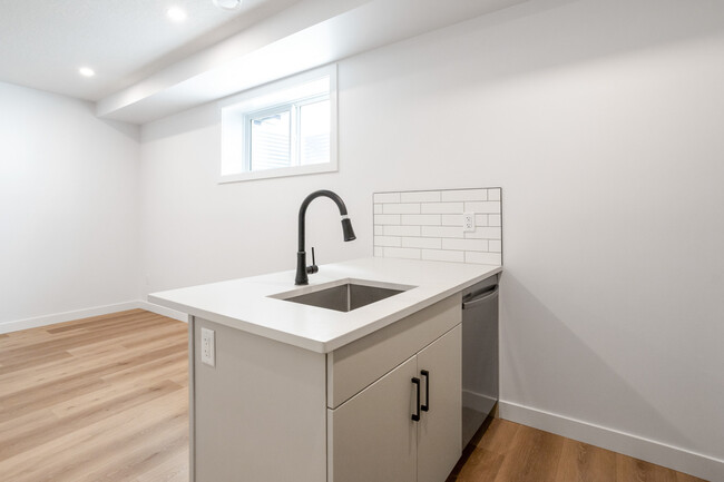 6516-6593 93 St NW in Edmonton, AB - Building Photo - Building Photo