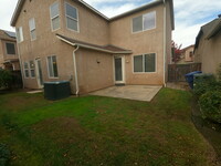 1700 Glen Dunbar Ln in Clovis, CA - Foto de edificio - Building Photo