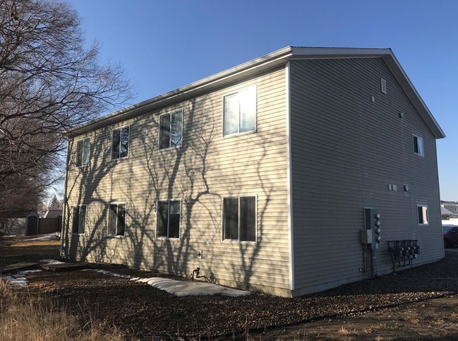 323 7th Ave in Sidney, MT - Foto de edificio - Building Photo