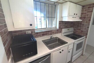 6080 Forest Hill Blvd in West Palm Beach, FL - Foto de edificio - Building Photo