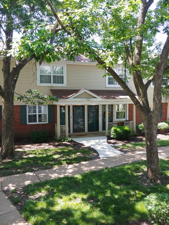 1451 Thrush Plz, Unit 1451 in Brentwood, MO - Foto de edificio