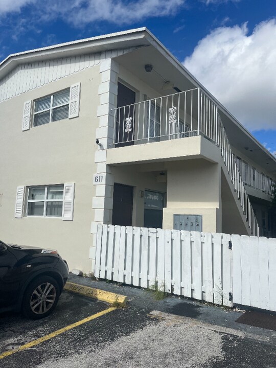 611 NE 5th St in Hallandale Beach, FL - Building Photo