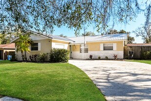 527 Robin Hill Cir in Brandon, FL - Building Photo