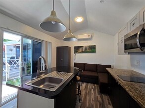 330 SW 13th St in Dania Beach, FL - Building Photo - Building Photo