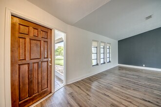 2316 Everest Pky in Cape Coral, FL - Foto de edificio - Building Photo