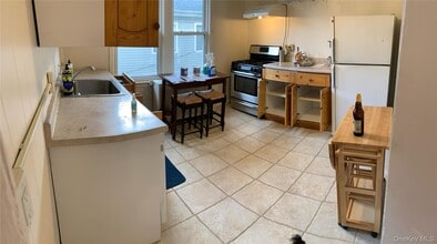 33 Irma Ave in Port Washington, NY - Building Photo - Building Photo