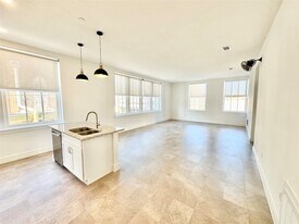 2102 Mechanic St, Unit 205 in Galveston, TX - Building Photo