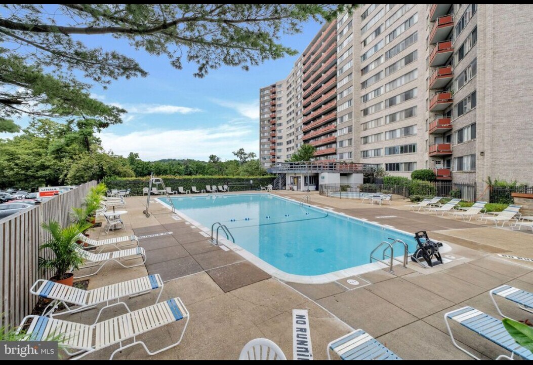 5340 Holmes Run Pky, Unit Pavilion on the park in Alexandria, VA - Foto de edificio