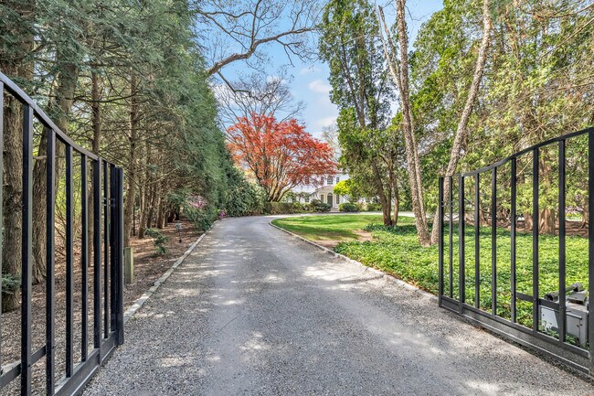 83 Easton Rd in Westport, CT - Foto de edificio - Building Photo