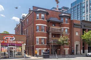 1121 Bloor St W in Toronto, ON - Building Photo