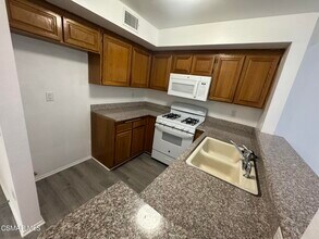 13042 Riverside Dr in Los Angeles, CA - Building Photo - Building Photo