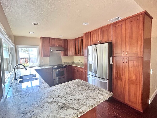 516 Webster Dr in Martinez, CA - Building Photo - Building Photo