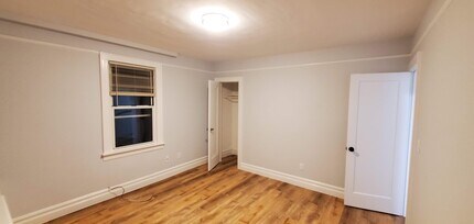 25 Park Ave, Unit Apt. A in Oyster Bay, NY - Building Photo - Building Photo