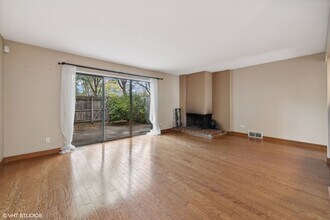 1930 Songsparrow Ct in Schaumburg, IL - Building Photo - Building Photo