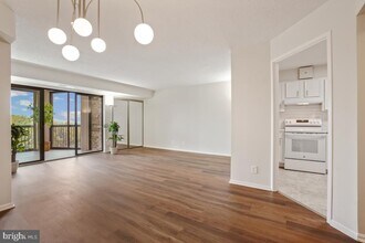 5904 Mt Eagle Dr in Alexandria, VA - Building Photo - Building Photo