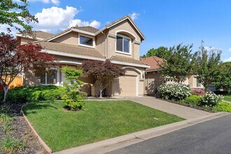 8204 Ashcrest Ln in Fair Oaks, CA - Foto de edificio - Building Photo
