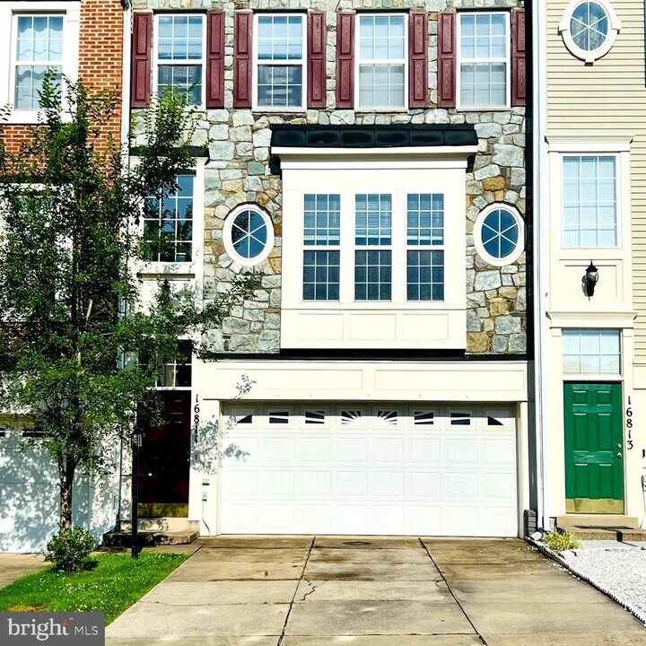 16811 Sweeney Ln in Woodbridge, VA - Building Photo