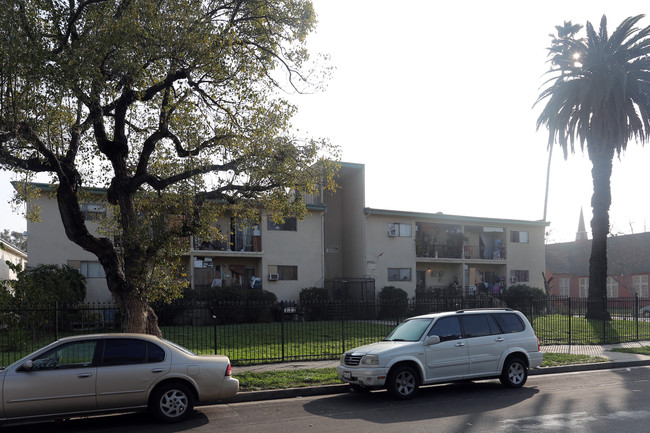 1650 S Gramercy Pl in Los Angeles, CA - Foto de edificio - Building Photo