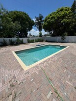 330 Cypress Dr in West Palm Beach, FL - Building Photo