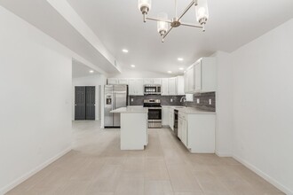 2110 N Highland Ave in Tucson, AZ - Building Photo - Building Photo