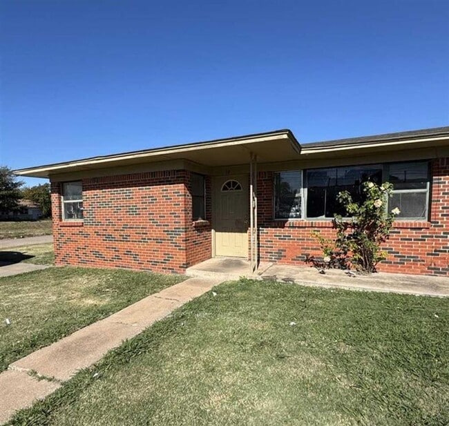 17 NW 25th St in Lawton, OK - Building Photo - Building Photo