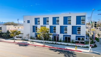 Cocoon 20 in Gardena, CA - Building Photo