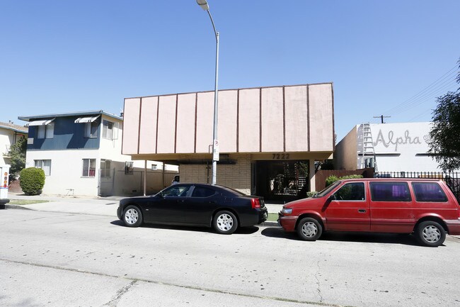 7222 Alabama Ave in Canoga Park, CA - Foto de edificio - Building Photo