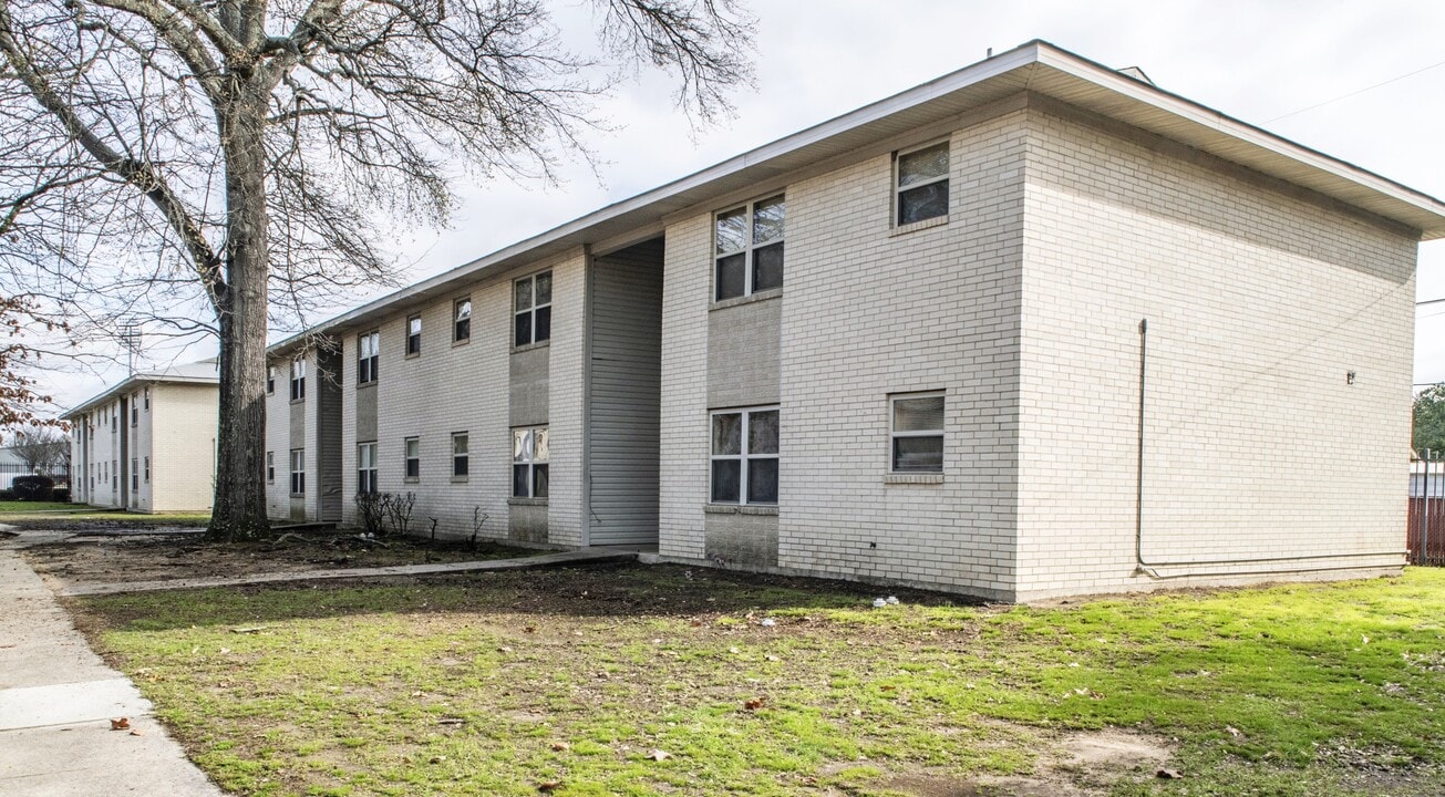 Piney Woods Apartments in Pine Bluff, AR - Building Photo