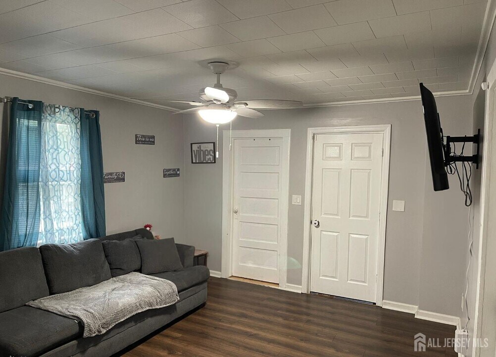 305 Oak Tree Ave in South Plainfield, NJ - Building Photo