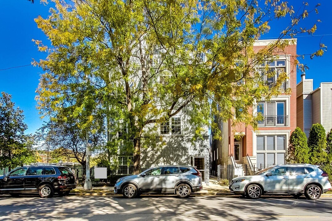 1640 W Diversey Pkwy in Chicago, IL - Building Photo