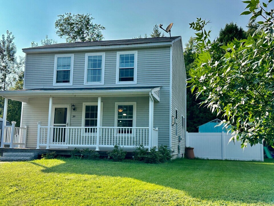 39 Merganser St in Westbrook, ME - Building Photo