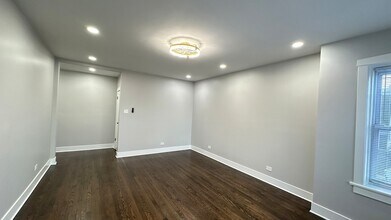 5226 N Bernard St, Unit 2 in Chicago, IL - Foto de edificio - Building Photo