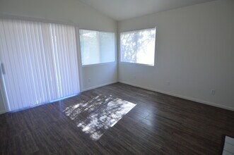 3944 Canyon Meadows Ct in Las Vegas, NV - Foto de edificio - Building Photo