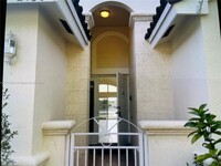 2438 NW 184th Terrace in Pembroke Pines, FL - Foto de edificio - Building Photo