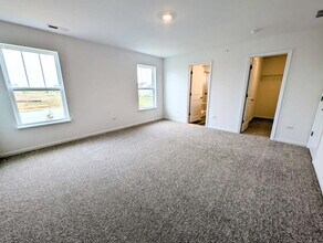 102 Henderson St in Oswego, IL - Building Photo - Building Photo