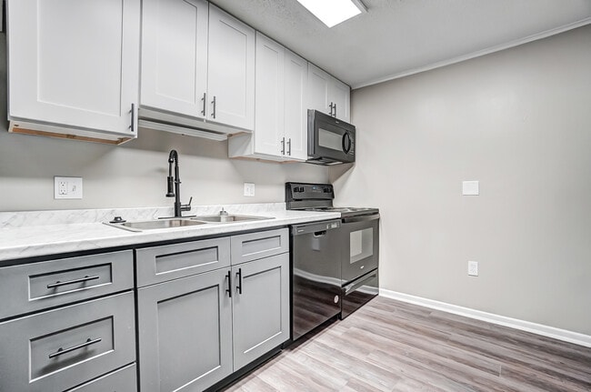 Poplar Ridge Apartments in Fort Wayne, IN - Foto de edificio - Building Photo