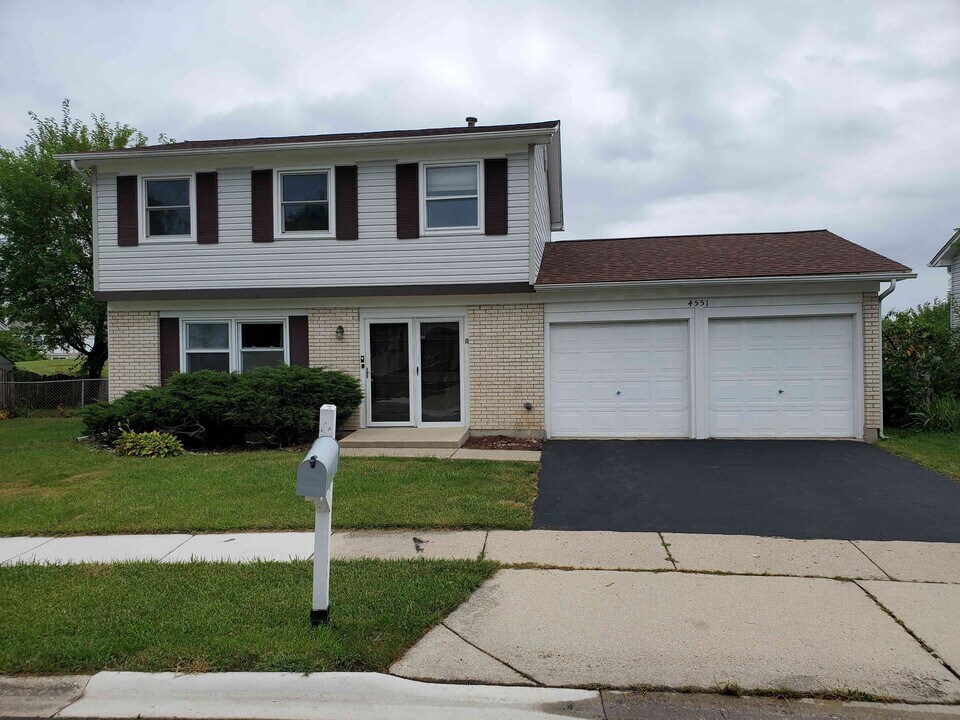 4551 Bicek Ct in Hoffman Estates, IL - Building Photo