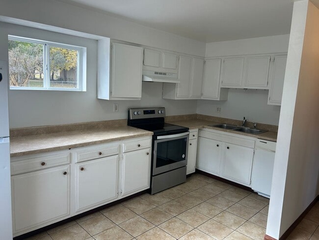 417 S Highland Ave in Sioux Falls, SD - Building Photo - Building Photo