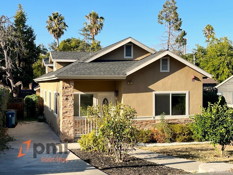 891 Merle Ave in Martinez, CA - Building Photo