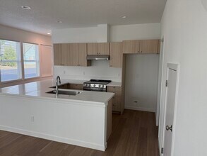 1903 Hawthorne St, Unit A in Forest Grove, OR - Foto de edificio - Building Photo