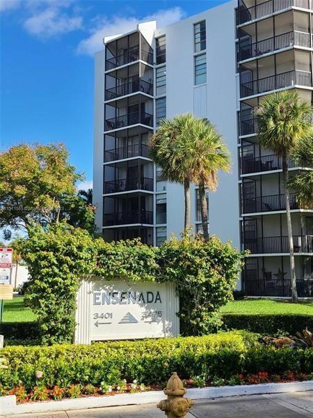 3475 N Country Club Dr, Unit 501 in Miami, FL - Foto de edificio