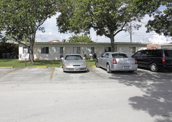 329 NE 4th St in Hallandale Beach, FL - Building Photo - Building Photo