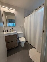 2223 1/2 Oak Glen Place in Los Angeles, CA - Building Photo - Building Photo