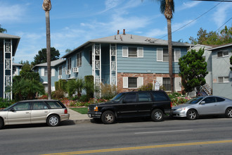 4935-4941 Whitsett Ave in Valley Village, CA - Building Photo - Building Photo