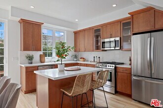 7966 1st St in Los Angeles, CA - Building Photo - Building Photo