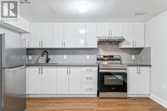 15 McClure Ave in Brampton, ON - Building Photo - Building Photo