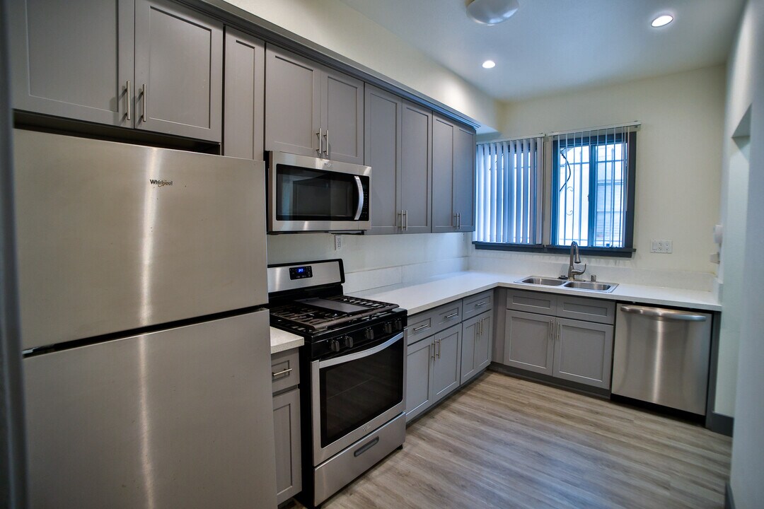 3015 Virginia Rd in Los Angeles, CA - Building Photo